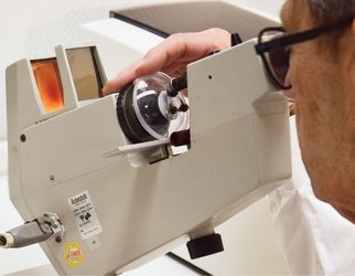 Am Scheitelbrechwertmesser wird der optische Mittelpunkt ermittelt, außerdem kann die Stärke eines Glases gemessen werden.