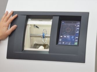 Am Schleifautomat wird das Glas in die Form der Brille geschliffen.