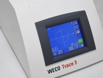 Beim Tracen wird die Form der Brille abgetastet, damit die Gläser in der richtigen Form geschliffen werden können.